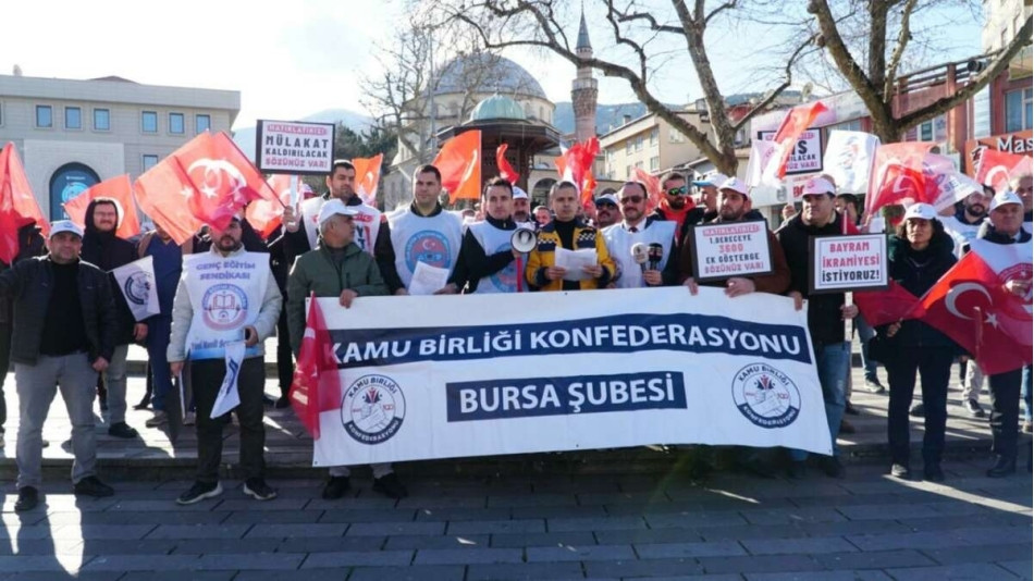 Bursa’da memur ve emekliler ayaklandı; Ya insanca yaşayacağız, ya da meydanları ısıtacağız